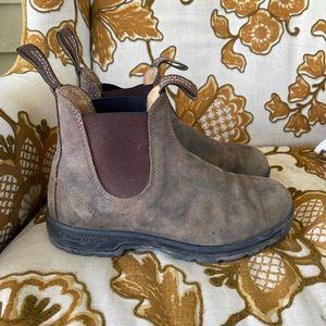 9.5 blundstone Chelsea boots like new.